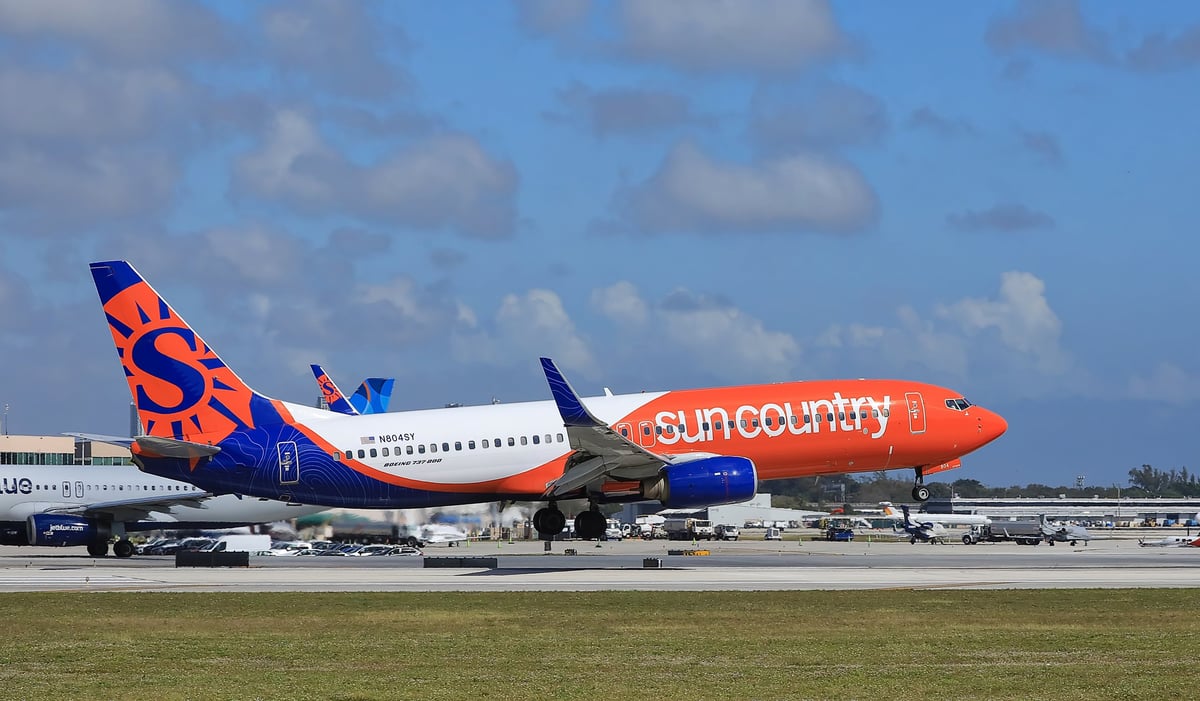 Fort Lauderdale, Florida, USA - February 14, 2025: Sun Country Boeing 737 comes in for a landing at the Fort Lauderdale Hollywood International Airport.